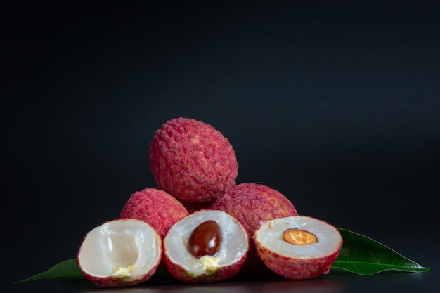 Foto gratuito frutta rossa del lychee disposta in un cestino.