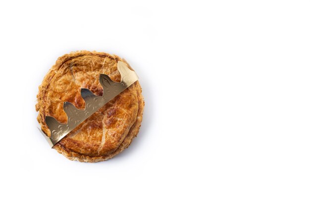 Galette des rois isolato su sfondo bianco. Torta dell'Epifania tradizionale in Francia