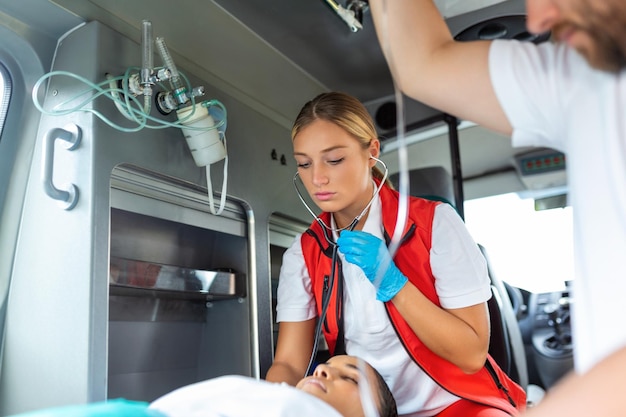 Foto gratuito giovane medico con cuore e polmoni del paziente d'ascolto dello stetoscopio