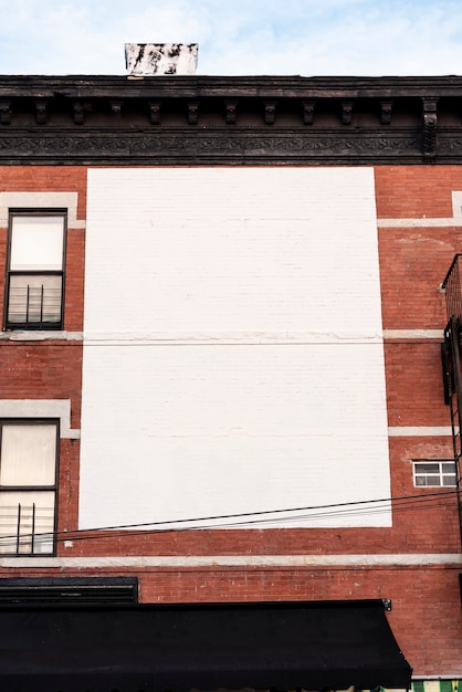 Foto gratuito grande cartellone mock-up su un edificio