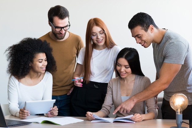 Gruppo di giovani positivi che lavorano insieme