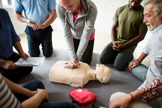 Gruppo di persone diverse in cpr training class