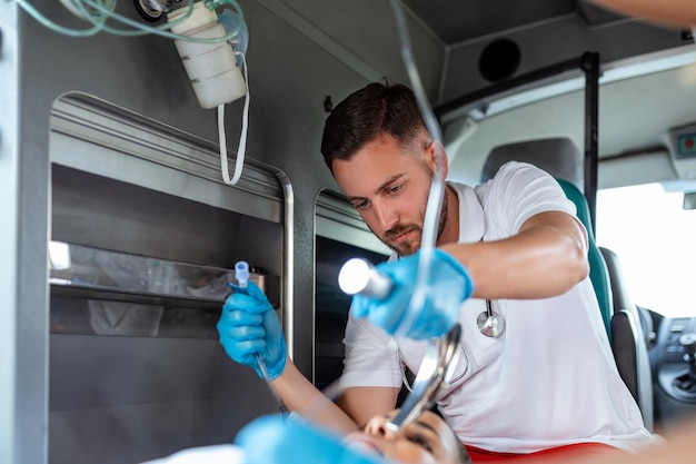 Foto gratuito il medico è pronto per l'intubazione endotracheale per il paziente che non respira