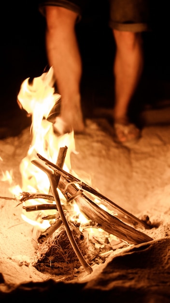 il turista fa un fuoco sulla spiaggia