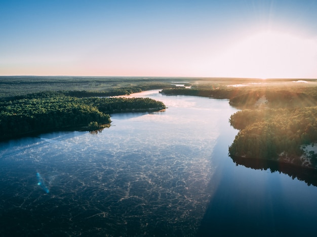 Foto gratuito immagine aerea di un fiume circondato da isole coperte di verde sotto la luce del sole