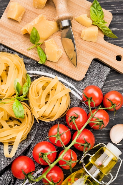 Foto gratuito ingredienti alimentari italiani preparati per essere cucinati