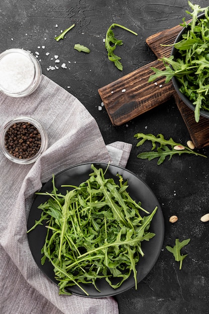 Foto gratuito insalata fresca distesa sul piatto scuro