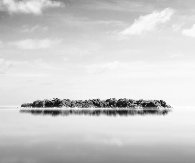 Isola visto da lontano in bianco e nero