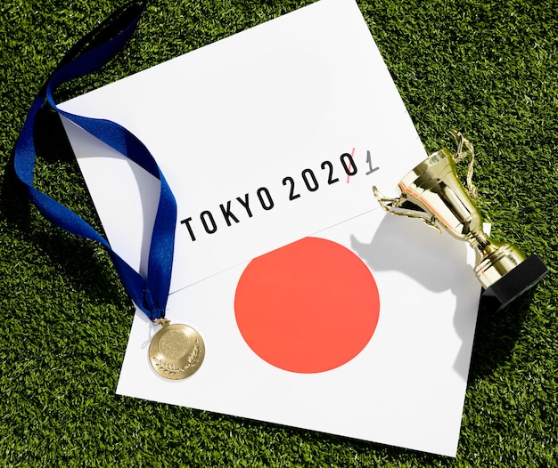 Foto gratuito l'assortimento posticipato dell'evento sportivo tokyo 2020 piatto