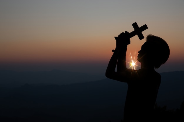 Foto gratuito la preghiera spirituale passa il sole splende con il bello tramonto vago