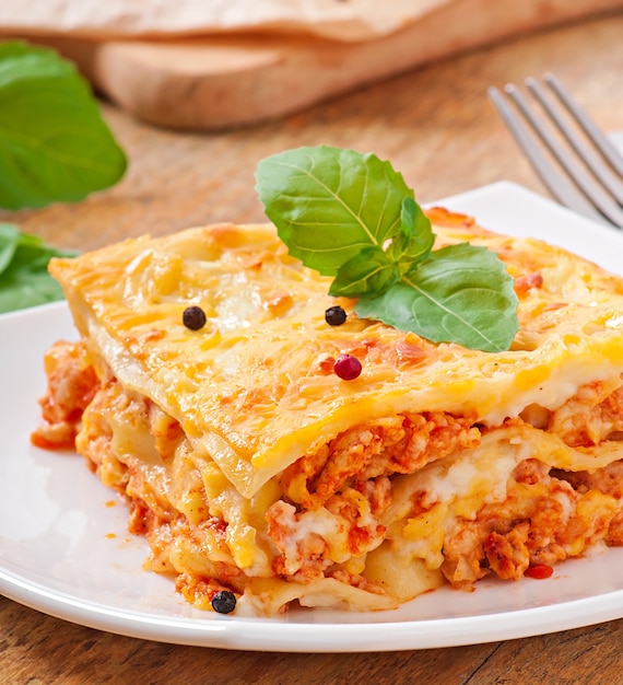 Foto gratuito lasagna classica con ragù alla bolognese