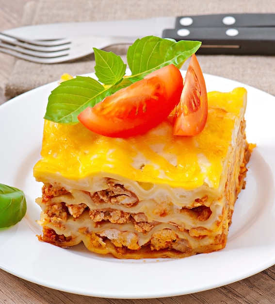 Foto gratuito lasagna classica con ragù alla bolognese