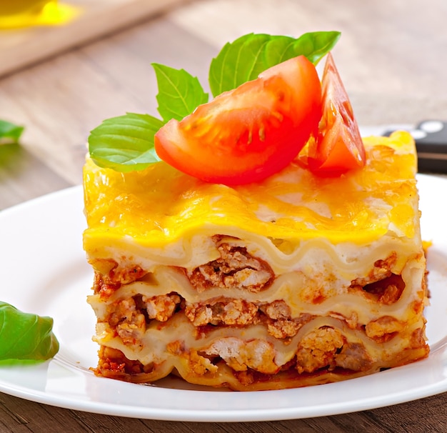 Foto gratuito lasagna classica con ragù alla bolognese