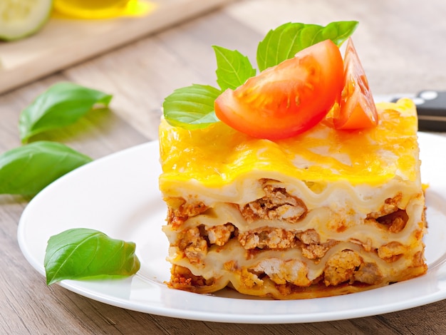 Foto gratuito lasagna classica con ragù alla bolognese