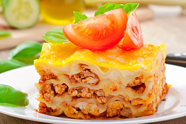 Foto gratuito lasagna classica con ragù alla bolognese