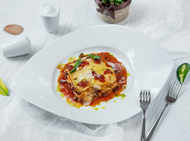 Foto gratuito lasagne classiche italiane nel piatto