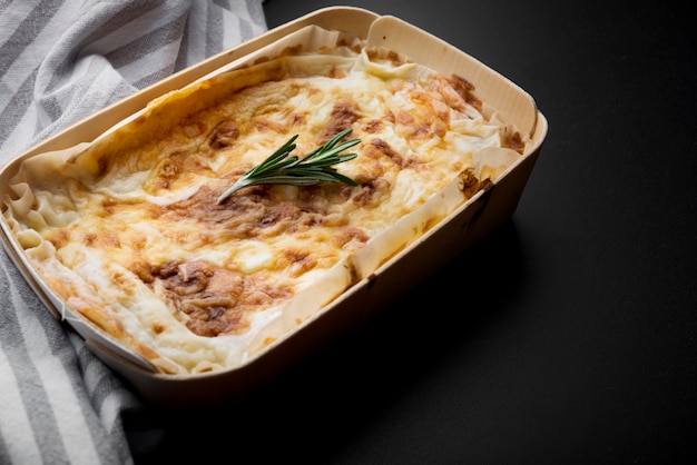 Foto gratuito le lasagne e la tovaglia italiane fresche sul bancone della cucina