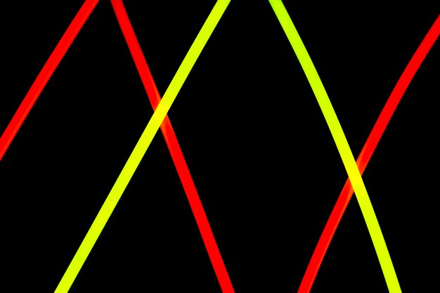 Le linee al neon rosse e gialle diagonali progettano su fondo nero