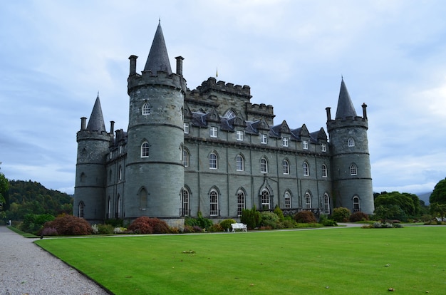 Foto gratuito lussureggiante paesaggio al castello di inveraray in argyll, scozia