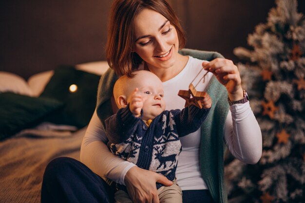 Madre con il suo neonato che celebra il Natale