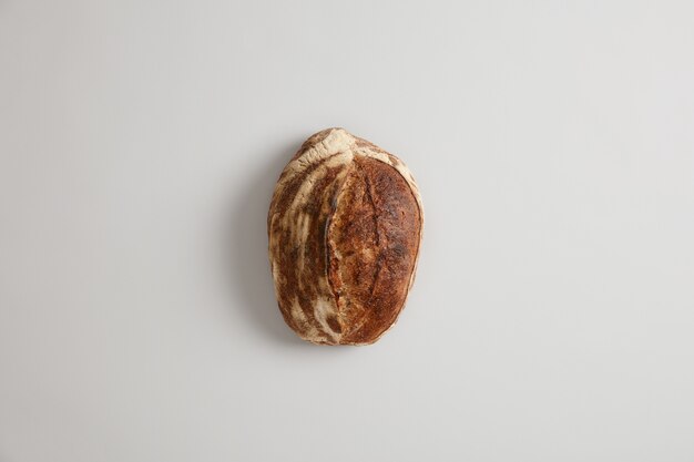 Mangiare sano e concetto di panetteria tradizionale. Pane di grano saraceno gourmet senza glutine fresco a base di farina biologica, isolato su superficie bianca. Gustoso pane francese assortito. Vista dall'alto o piatto.