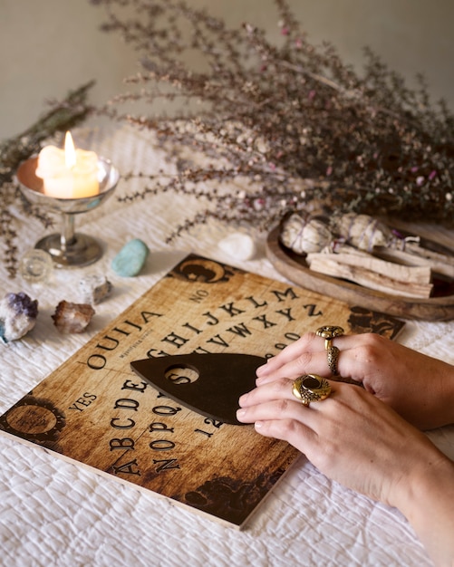 Mani usando la vecchia tavola di legno di Ouija