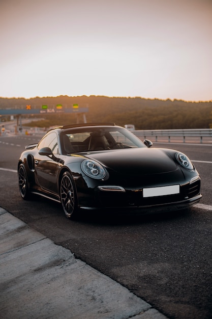 Foto gratuito mini coupé nero sulla strada.