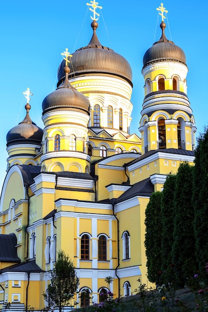 Foto gratuito monastero e chiesa di hancu tra il verde in moldova