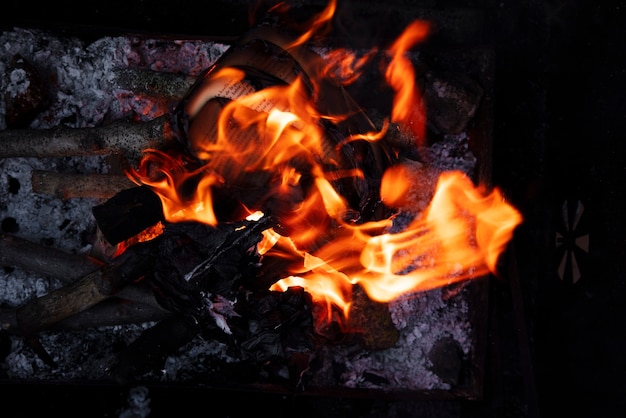 Foto gratuito natura morta di carta bruciata con fiamme