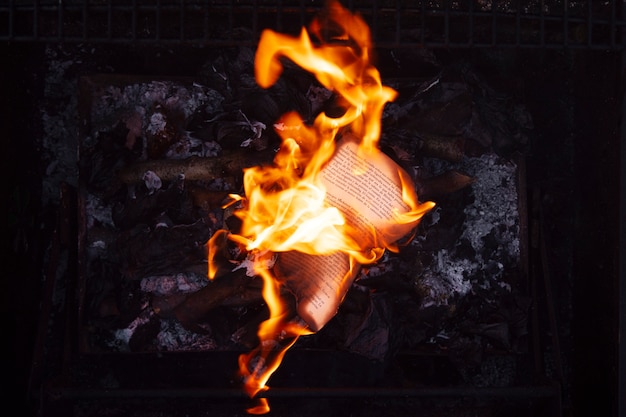 Foto gratuito natura morta di carta bruciata con fiamme