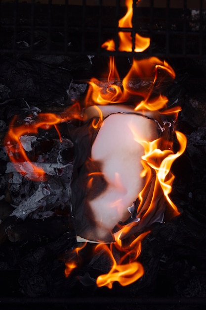 Foto gratuito natura morta di carta bruciata con fiamme