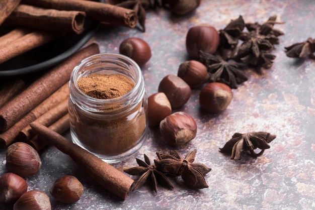 Foto gratuito nocciole e bastoncini di cannella ad alto angolo