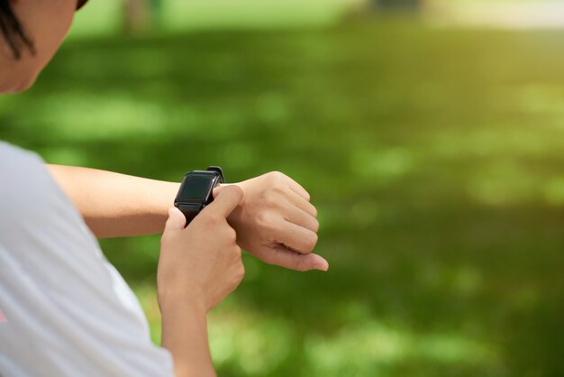 Orologio fitness sul polso della donna