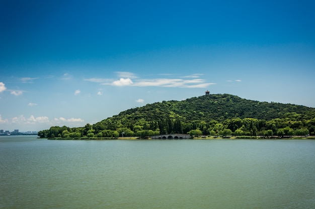 Foto gratuito paesaggio con un grande lago nelle montagne ural.