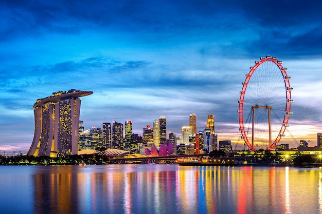 Paesaggio urbano di Singapore al crepuscolo.