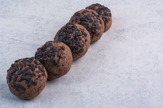 Palline di biscotti al cioccolato, sullo sfondo di marmo.