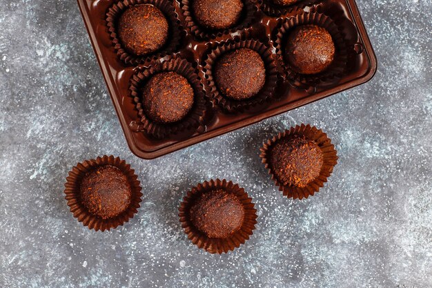 Palline di cioccolato con cacao in polvere.