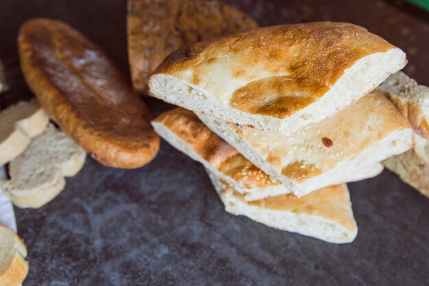 Pane delizioso sul bordo dell&#39;ardesia si chiuda