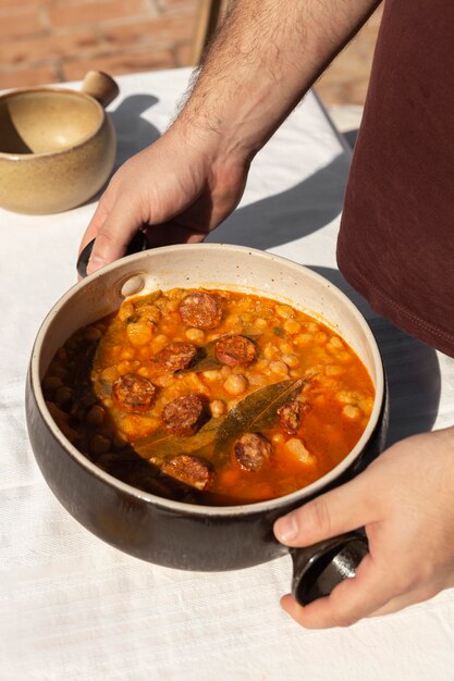 Pasto delizioso con composizione di salsiccia chorizo