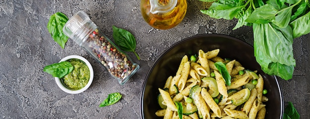 Foto gratuito penne al pesto, zucchine, piselli e basilico. cibo italiano. vista dall'alto. disteso