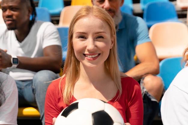 Persona che guarda una partita di calcio in una giornata di sole