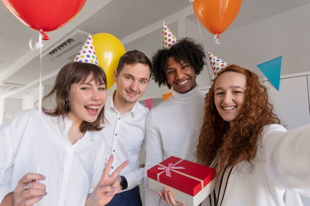 Persone sorridenti di colpo medio che prendono selfie