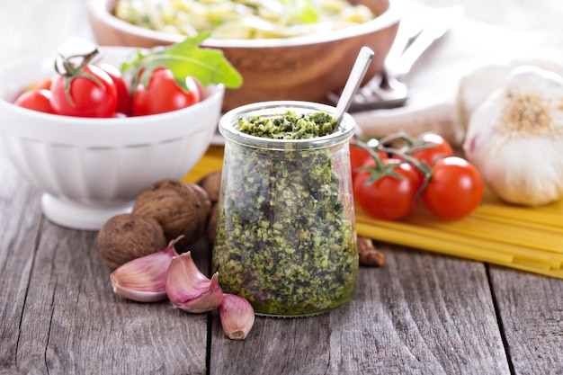 Foto gratuito pesto di rucola e noci