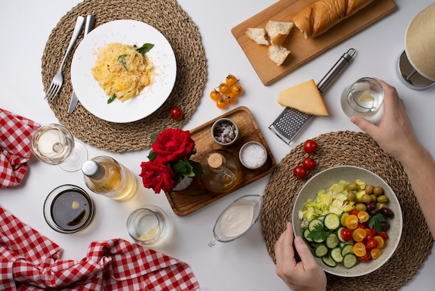 Piatto con deliziosa insalata di verdure