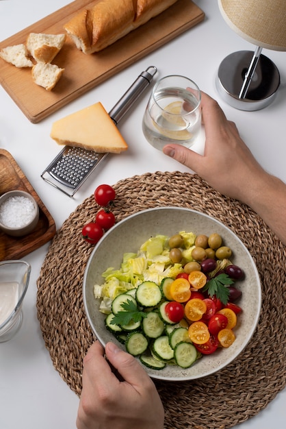 Piatto con deliziosa insalata di verdure