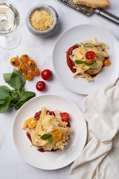 Piatto con delizioso piatto di pasta italiana