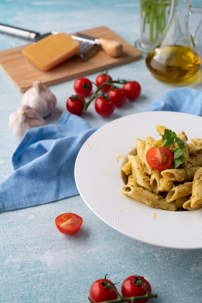 Piatto con delizioso piatto di pasta italiana