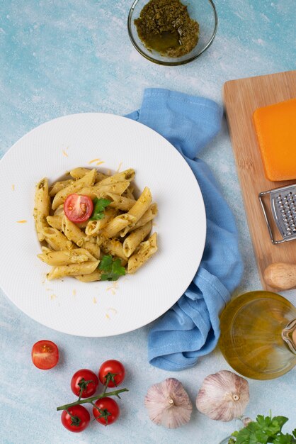 Piatto con delizioso piatto di pasta italiana