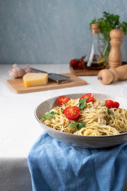 Piatto con delizioso piatto di pasta italiana