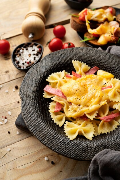 Piatto da raclette con assortimento di cibo delizioso